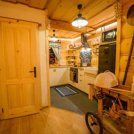 Holiday home Village - Jedinecne S Wellnessom Pod Kralovou Holou Sumiac